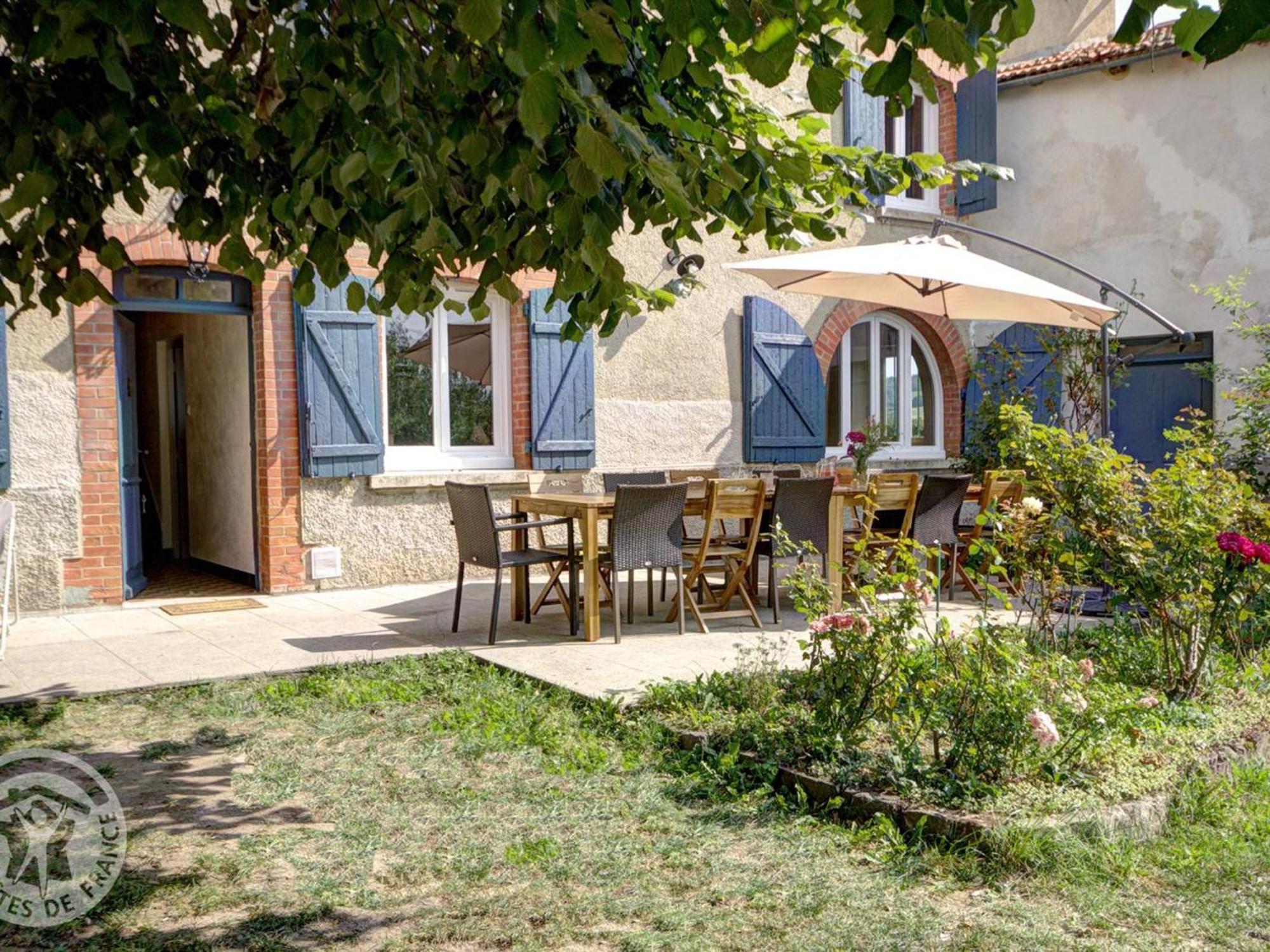 Gite Spacieux Avec Jardin Arbore Et Jeux Enfants, A Proximite De St-Etienne Et Lyon - Fr-1-496-147 Montchal Ngoại thất bức ảnh